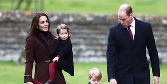 Masih dalam suasana Natal, kali ini datang dari keluarga kecil Pangeran William bersama istri dan kedua anaknya yang menggemaskan, Prince George dan Princess Charlotte. Kedamaian tampak menyelimuti keluarga kerajaan itu. (AFP/Bintang.com)