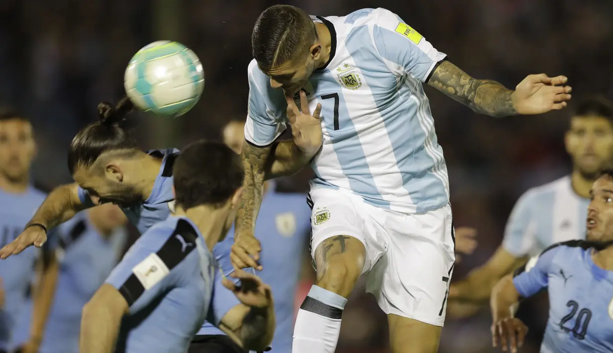 Pemain Argentina, Mauro Icardi menyundul bola melewati adangan pemain Uruguay pada laga kualifikasi Piala Dunia 2018 di Montevideo, Uruguay, (31/8/2017). Argentina bermain imbang 0-0. (AP/Natacha Pisarenko)