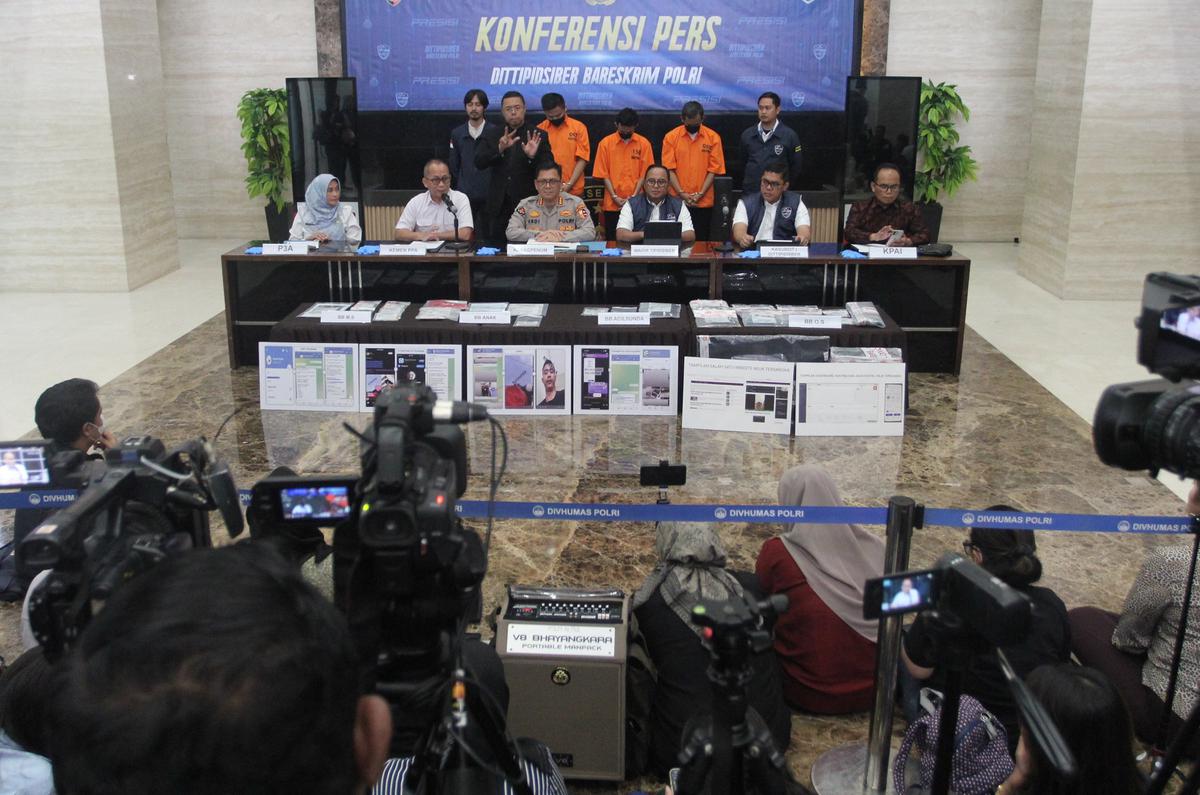 Polisi tangkap tersangka pemilik situs video porno anak di Pangandaran