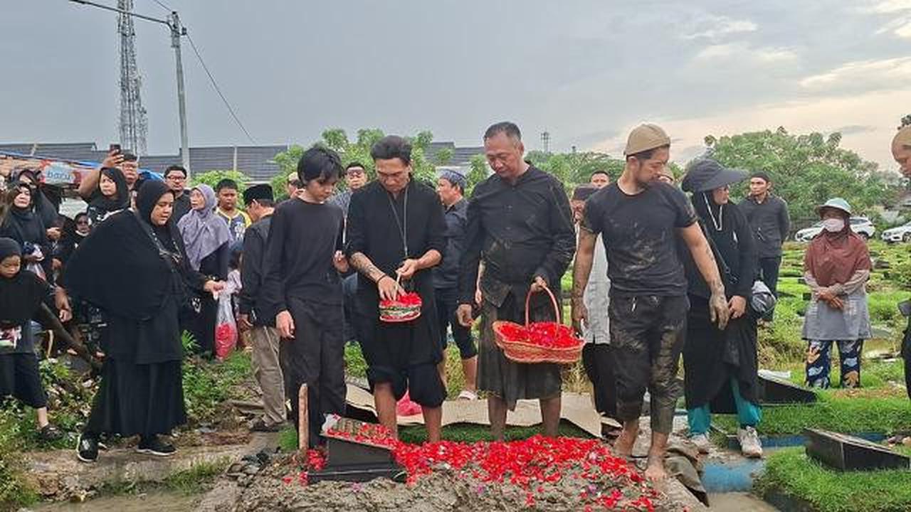 Suasana Haru Pemakaman Ibunda Anji Manji, Ada Kenangan Ulang Tahun yang Selalu Dirayakan Bertiga