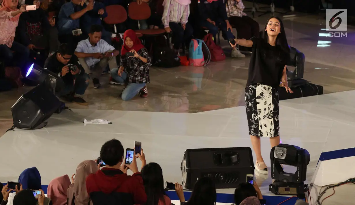 Artis Maudy Ayunda saat menghibur penonton EGTC 2017 di Universitas Gadjah Mada, Yogyakarta, Rabu (1/11). EGTC 2017 berlangsung dua hari pada Selasa 31 Oktober 2017 dan Rabu 1 November 2017. (Liputan6.com/Helmi Afandi)