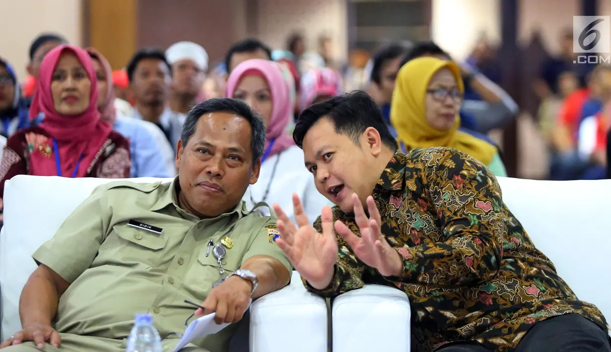 Manager Hubungan Daerah & CSR PT HM Sampoerna Tbk, Arief Triastika (kanan) berbincang dengan Didik Djoenaedi disela-sela seminar bertajuk “How to Sustain in Disruptive Era di Jakarta, Selasa (18/12). (Liputan6.com/HO/Ading)