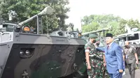Menteri Pertahanan Prabowo Subianto menyerahkan berbagai kendaraan fungsi khusus buatan PT Pindad secara simbolis kepada Kasad, Jenderal TNI Dudung Abdurachman. (Dok Pindad)