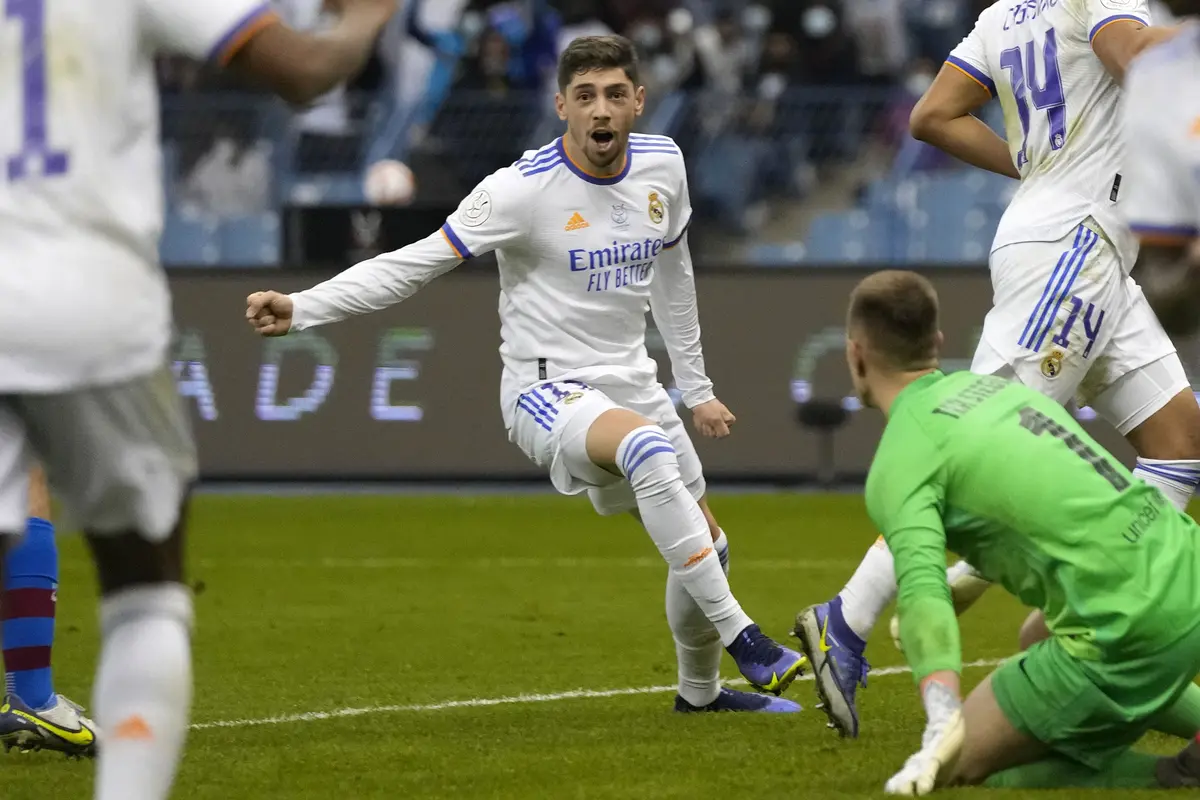 Foto: Federico Valverde Hentikan Kejaran Gol Penyeimbang Barcelona atas Real Madrid di Laga El Clasico Piala Super Spanyol