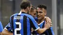 Para pemain Inter Milan merayakan gol yang dicetak oleh Lautaro Martinez ke gawang Torino pada laga Serie A di Stadion Giuseppe Meazza, Senin (13/7/2020). Inter Milan menang 3-1 atas Torino. (AP Photo/Luca Bruno)