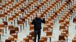 Seorang pria berteriak saat audiensi umum mingguan Paus Fransiskus di Aula Paulus VI, Vatikan, Rabu (2/2/2022). (Tiziana FABI/AFP)