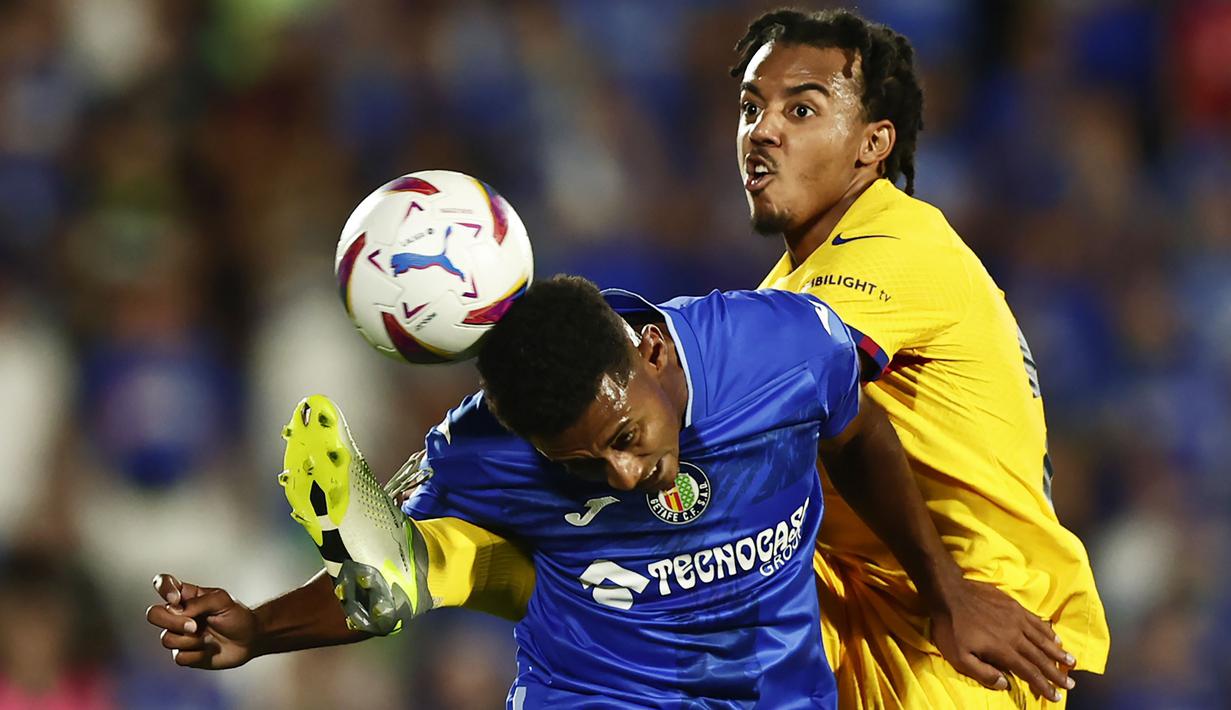 Pemain Barcelona, Jules Kounde (kanan) berebut bola dengan pemain Getafe, Anthony Lozano pada laga pekan pertama Liga Spanyol 2023/2024 di Coliseum Alfonso Perez Stadium, Getafe, Spanyol, 14 Agustus 2023 WIB. (AP Photo/Alvaro Medranda)