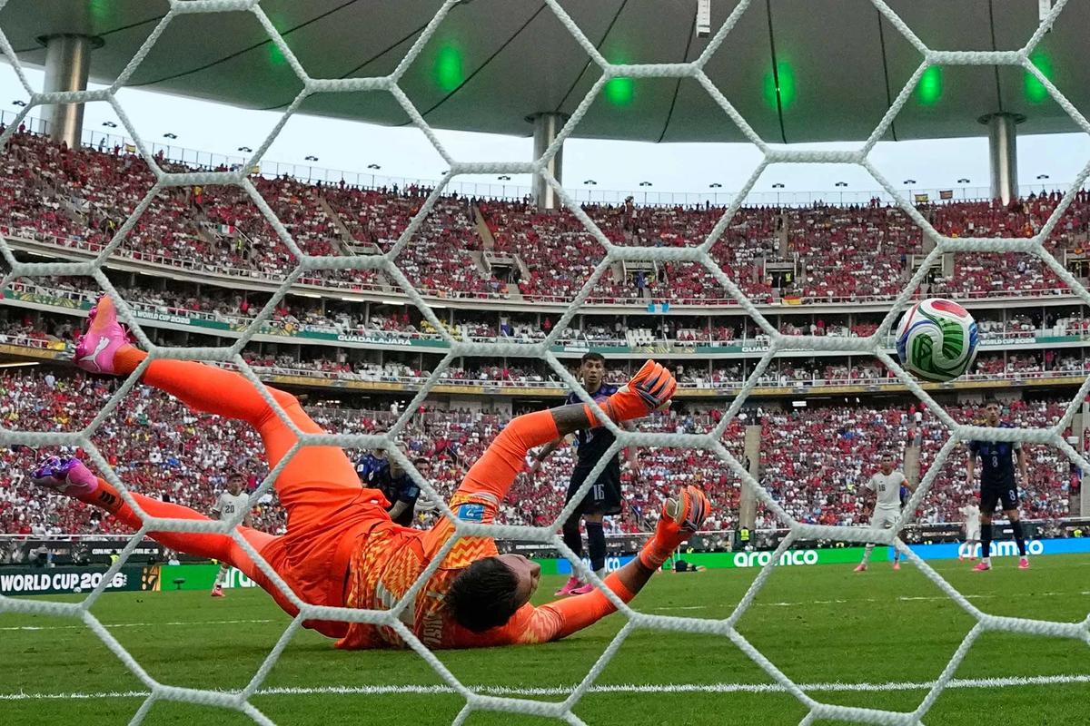 FOTO: Spanyol Lolos Juara Grup Usai Singkirkan Uruguay