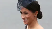 Duchess of Sussex, Meghan Markle tersenyum saat tiba menghadiri kebaktian di Westminster Abbey, London, (10/7). Kebaktian ini digelar untuk memperingati 100 tahun Angkatan Udara Kerajaan Inggris. (Steve Parsons/PA via AP)