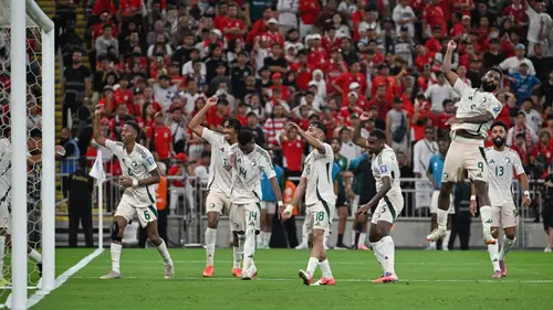 Pemain Arab Saudi merayakan gol yang dicetak oleh Feras Albrikan ke gawang Timnas Indonesia pada laga Grup B putaran keempat Kualifikasi Piala Dunia 2026 Zona Asia di King Abdullah Sports City Stadium, Jeddah, pada Kamis (9/10/2025) dini hari WIB. (AP Photo)