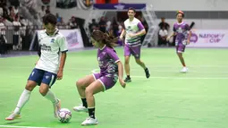 Safira Ika (dua kiri) saat bertanding dalam fun match AXIS Nation Cup 2023 di Istora Senayan, Jakarta, Minggu (15/10/2023). (Bola.com/M Iqbal Ichsan)