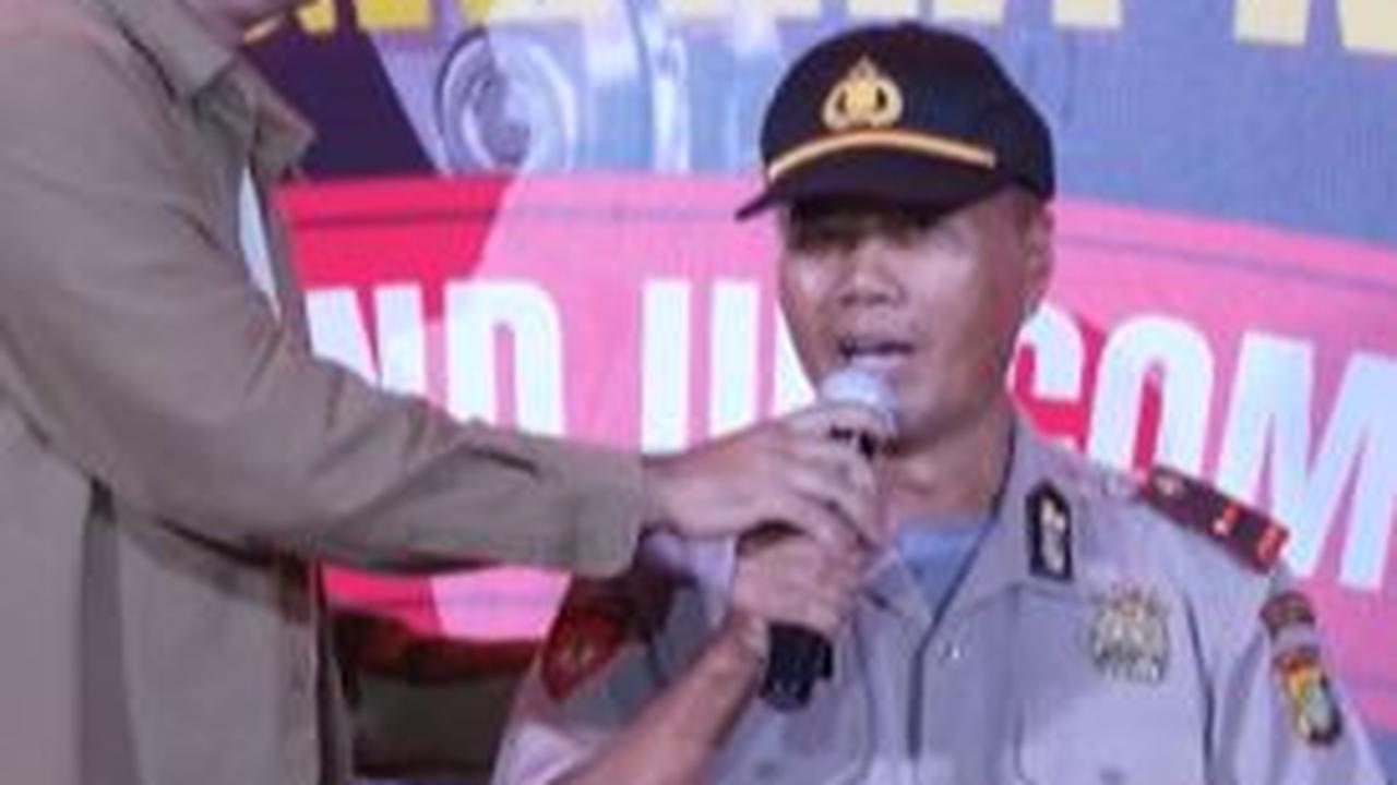 Ia pun kemudian menyuruh sang ayah untuk bicara dengan Kapolri. Sang ayah memang duduk di atas panggung bersama putranya. <br>
