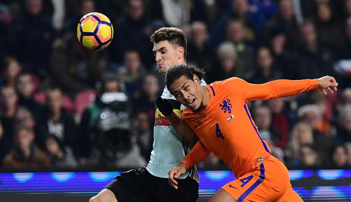 Pemain Belgia, Thomas Meunier (kiri) berduel dengan pemain Belanda, Virgil van Dijk pada laga persahabatan di Amsterdam ArenA stadium, Amsterdam, (9/11/2016). (AFP/Emmanuel Dunand)