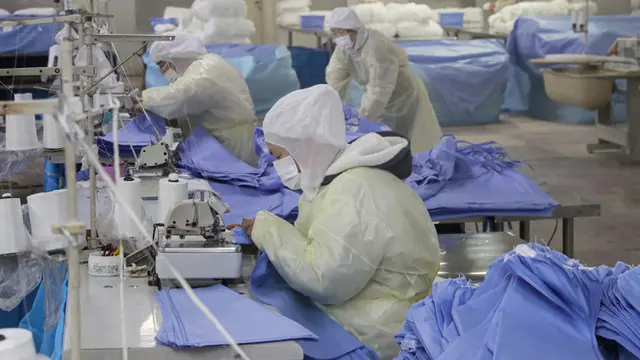 Virus Corona Mewabah, Pekerja China Sibuk Produksi Pakaian Pelindung dan Masker