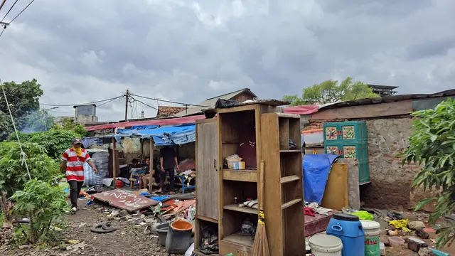 Kehidupan di pinggiran rel Senen