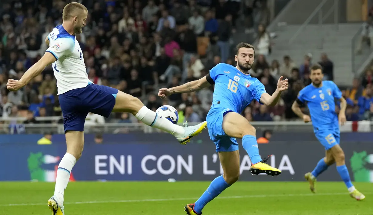 <p>Bek Italia, Bryan Cristante mencoba untuk memblokir tembakan dari pemain Inggris, Eric Dier selama pertandingan UEFA Nations League antara Italia dan Inggris di stadion San Siro, di Milan, Italia, Jumat, 23 September 2022. Kekalahan ini memastikan Inggris jeblos ke Liga B UEFA Nations League edisi 2023/2024. (AP Photo/Antonio Calani)</p>