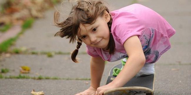 Rosie mahir sekali bermain skateboard di tengah keterbatasan yang ia miliki. | Foto: copyright mirror.co.uk