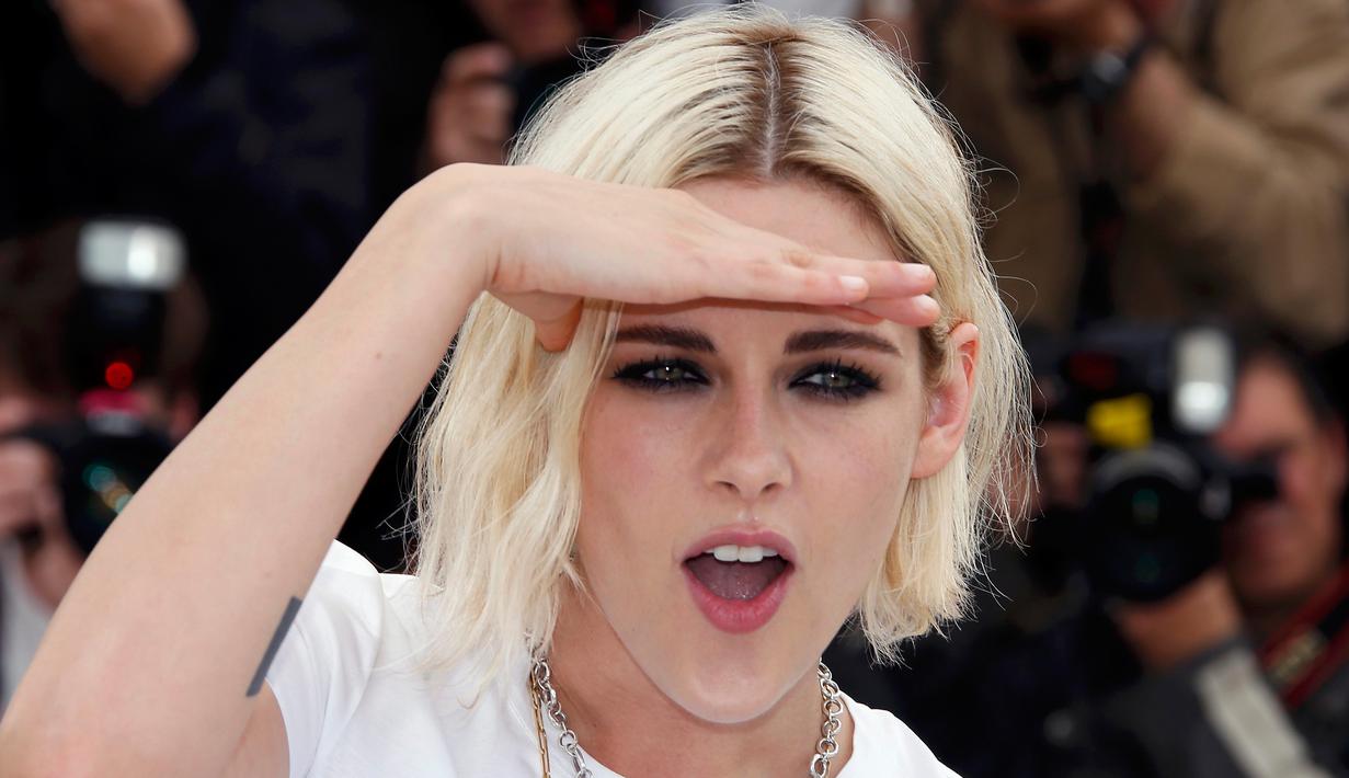 Tingkah Kristen Stewart saat sesi pemotretan untuk film "Cafe Society" sebelum pembukaan Festival Film Cannes ke-69 di Cannes, Prancis, 11 Mei 2016. (REUTERS / Eric Gaillard)