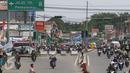 Arus lalu lintas di pertigaan Jatinangor, Sumedang, Jawa Barat, Sabtu (2/7). Mengatasi kepadatan kendaraan pemudik, petugas melakukan sistem pengalihan arus dengan menutup jalur dari arah Sumedang menuju Bandung Kota (Liputan6.com/Immanuel Antonius)