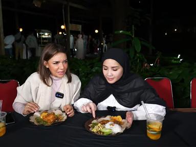 Nagita tampil berhijab ajak Najwa Shihab jajal beragam kuliner. (Sumber: YouTube/Rans Entertainment)