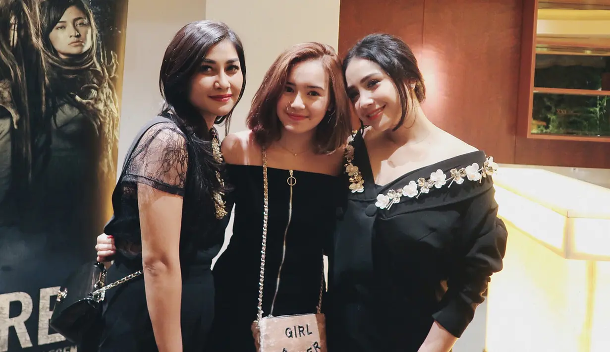 Meski tidak ditata berlebihan,  Beby yang hadir bersama Nagita Slavina dan Nisya Ahmad di sebuah acara terlihat begitu cantik. Dandanannya tampak begitu simple namun tetap menghadirkan nuansa yang elegan. (Instagram/bebytsabina)
