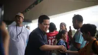 Ketum PSSI Erick Thohir saat menyalami anak-anak peserta turnamen Bali 7's yang digelar Bali United di Bali United Training Center. (Bola.com/Alit Binawan)