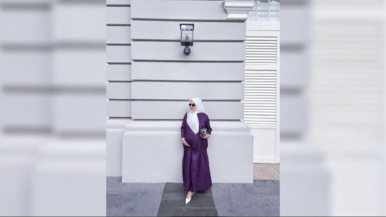Hamil 8 Bulan, Potret Cantik Syahrini Kenakan Dress Ungu Sambil Pamer Baby Bump