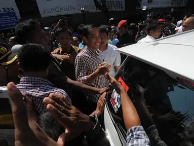 Capres Joko Widodo melakukan kegiatan blusukan ke Pasar Kota, Gresik, Jawa Timur, Minggu (29/6/14). (Liputan6.com/Herman Zakharia)
