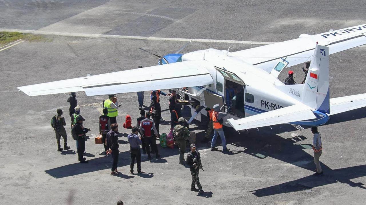 FOTO: Satgas Operasi Damai Cartenz Amankan Bandara Bilogai Sugapa