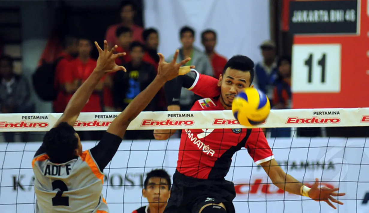 Pevoli Surabaya Samator, I Putu Randu W (kanan) melakukan smesh saat berlaga melawan Jakarta BNI 46 di Pertamina Proliga 2015 di Dome Sport Balikpapan, (6/2/2015). Surabaya Samator unggul 3-2 atas Jakarta BNI 46. (Liputan6.com/Helmi Fithriansyah)
