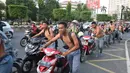 Ratusan pelajar SMA mendorong sepeda motor mereka di Bundaran Simpang Lima, Semarang, Jawa Tengah, Kamis (3/5). Para siswa digelandang ke Polrestabes Semarang dengan berjalan kaki sambil menuntun motor mereka. (Liputan6.com/Gholib)