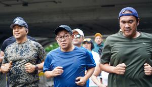 Pramono Anung berolahraga di kawasan car free day (CFD) Jakarta, Minggu pagi (8/12/2024). (Foto: Tim Pramono Anung)
