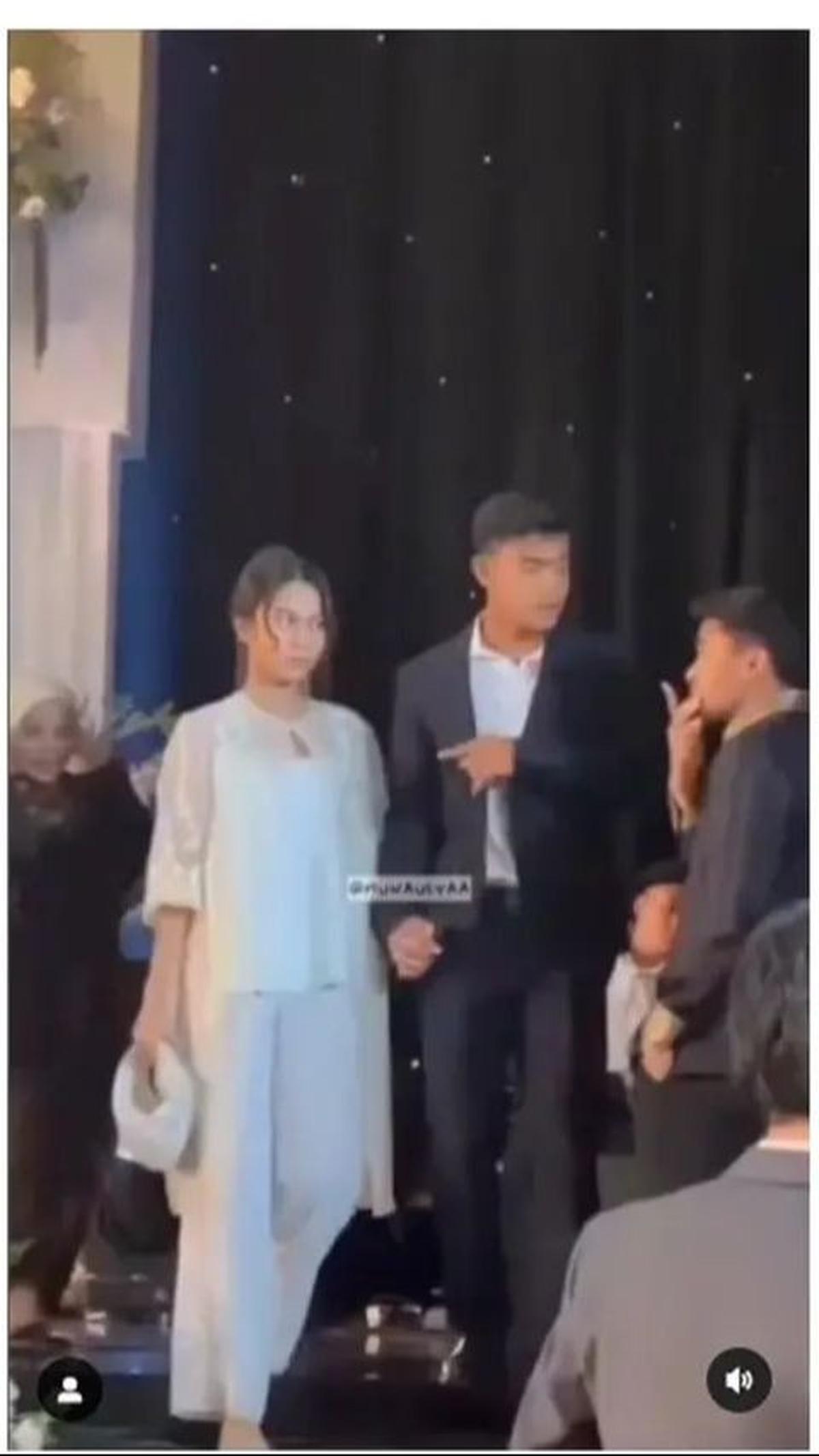 Mereka terlihat terus bergandengan tangan.
