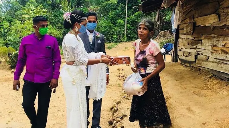 Tak Bisa Gelar Resepsi, Pengantin Berbagi Makanan Catering ke Orang Tak Mampu