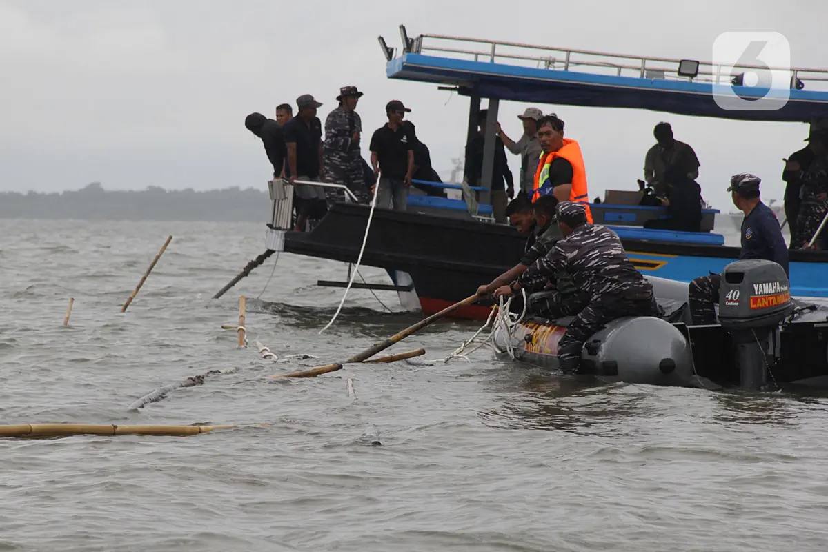 Secara Serentak, Ribuan Personel Gabungan Bersama Nelayan Bongkar Pagar Laut di Tangerang