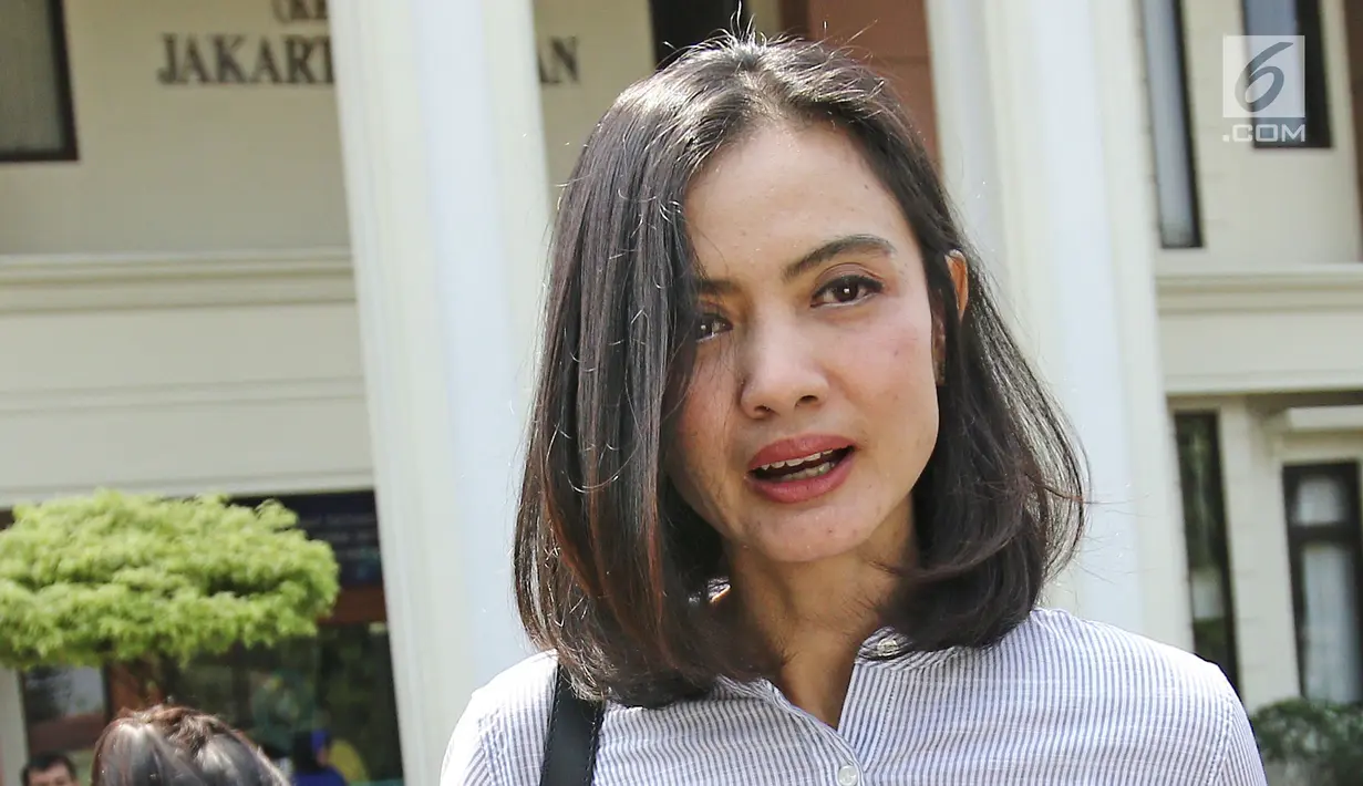 Istri Ibnu Jamil, Ade Maya meninggalkan Gedung Pengadilan Agama Jakarta Selatan seusai mengikuti sidang perdana perceraian, Kamis (14/9). Ketidakhadiran Ibnu Jamil membuat agenda mediasi diundur hingga 5 Oktober mendatang. (Liputan6.com/Herman Zakharia)
