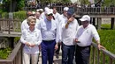 Presiden Uni Eropa Ursula von der Leyen (kiri) dan Presiden Amerika Serikat Joe Biden (kedua kiri) bergabung untuk menanam pohon di sela-sela pertemuan KTT G20 di hutan mangrove Taman Hutan Raya Ngurah Rai, Denpasar, Bali, Indonesia, Rabu (16/11/2022). Para pemimpin dunia menanam mangrove bersama untuk menekankan peran penting menangani krisis iklim. (AP Photo/Alex Brandon, Pool)