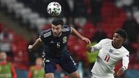 Grant Hanley. Bek berusia 29 tahun ini sukses membawa Norwich City kembali bermain di Premier League musim depan. Di Euro 2020 bersama Timnas Skotlandia ia telah tampil 2 kali, yaitu saat kalah 0-2 dari Republik Ceska dan saat menahan imbang Inggris 0-0. (Foto: AP/Pool/Justin Tallis)