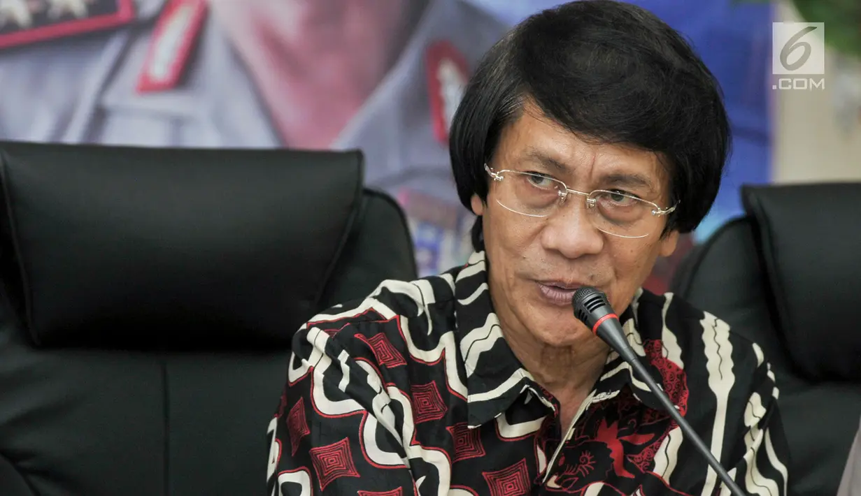 Ketua Komnas PA, Seto Mulyadi menghadiri rilis penangkapan pelaku pedofilia jaringan internasional di Mapolda Metro Jaya, Rabu (24/5). Polisi menangkap DA alias AI (41), pelaku pedofil jaringan di internasional via Skype. (Liputan6.com/Yoppy Renato)