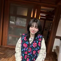 Kebangkitan kimjang vest ini bukan sekadar fenomena mode semata, tetapi juga mencerminkan perubahan budaya. Anak muda Korea sedang sangat terpikat pada suasana pedesaan, nostalgia keluarga, dan gaya hidup yang lebih pelan. [@katarinabluu].