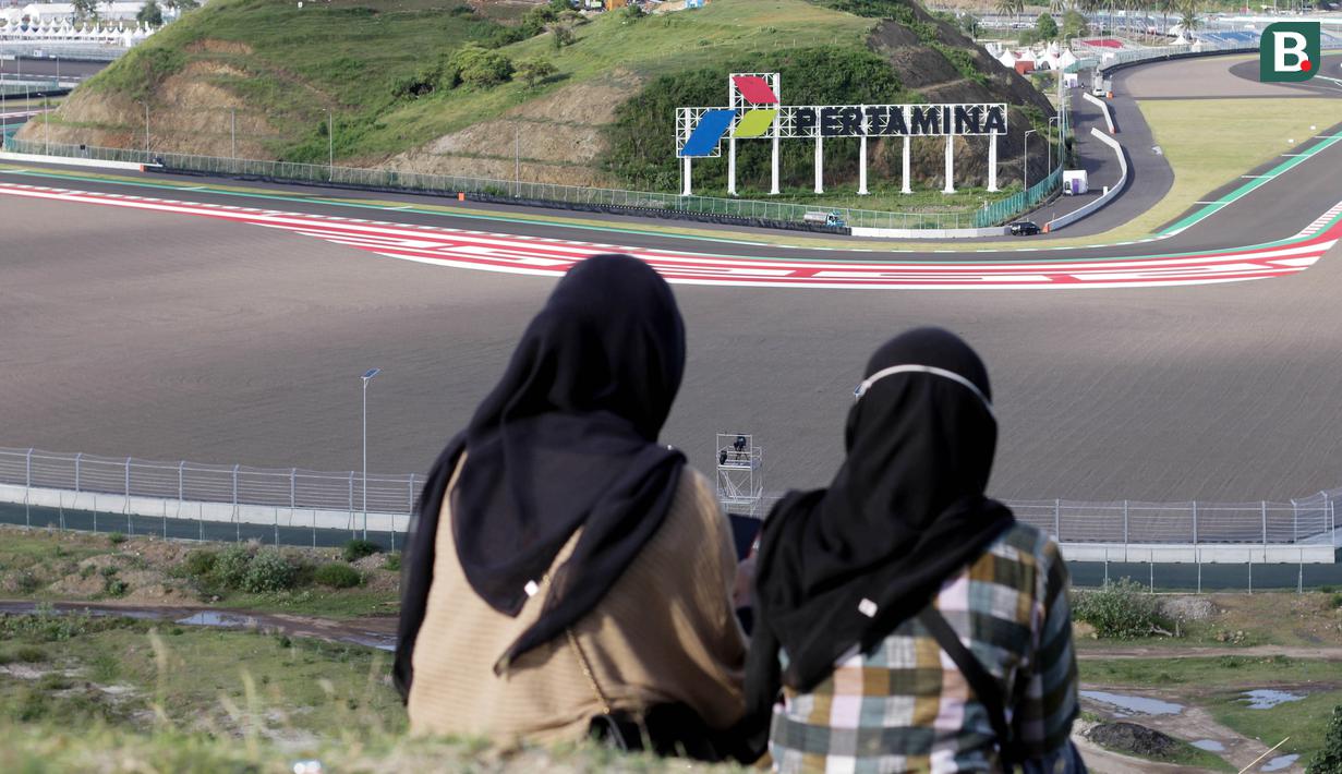 Kabar baik untuk warga lokal di sekitar Sirkuit Mandalika. Mereka diperbolehkan menonton balapan MotoGP dari bukit secara gratis. (Bola.com/Yusuf Satria)