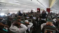 Senam Peregangan di Pesawat untuk Jemaah Haji