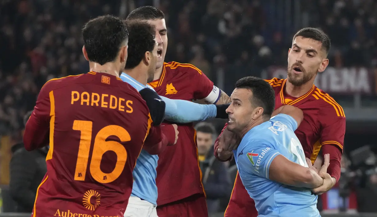 Kartu merah dikeluarkan wasit Daniele Orsato untuk penyerang Lazio Pedro Rodriguez dan dua pemain Roma Serdar Azmoun dan Gianluca Mancini. (AP Photo/Gregorio Borgia)