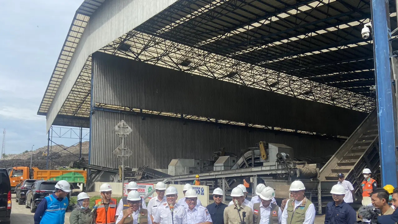 Gubernur Jakarta Pramono Anung meninjau Tempat Pembuangan Sampah Terpadu (TPST) Bantar Gebang di Bekasi, Jawa Barat.