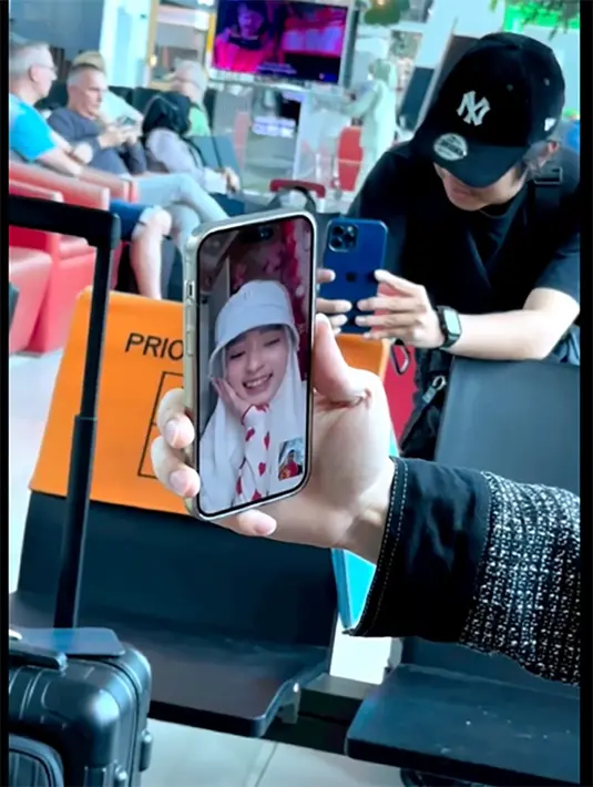 Inara terlihat senang pengacara kondang Hotman Paris siap membantu menyelesaikan masalah yang sedang dihadapinya. Unggahan tersebut juga mendapat banyak dukungan dari warganet.  "Mohon di bantu bang untuk kak inara dari orang orang yang mendzolimi tapi merasa tersakiti," tulis githa_febrianti. [Instagram/hotmanparisofficial]