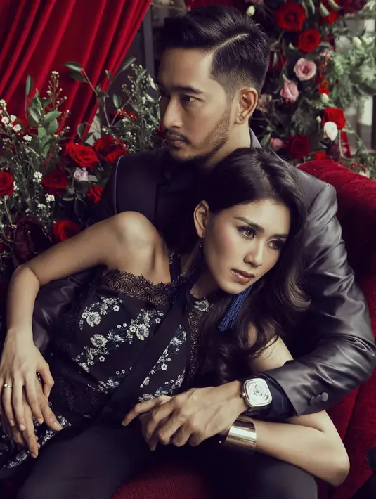 "Roses are red. Violets are blue. Sugar is sweet," tulis Syahnaz sebagai keterangan foto. (Instagram/syahnazs)