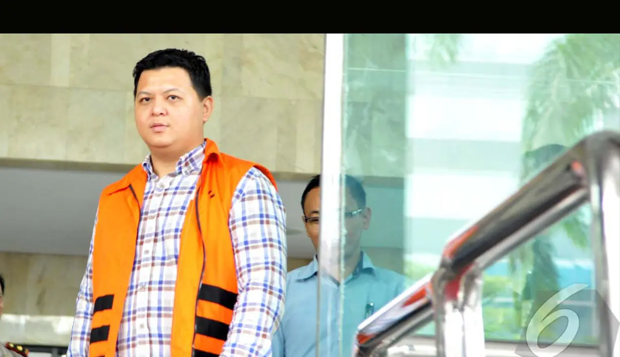 Direktur PT Papua Indah Perkasa Teddy Renyut saat keluar dari gedung KPK, Senin (11/8/2014) (Liputan6.com/Panji Diksana)