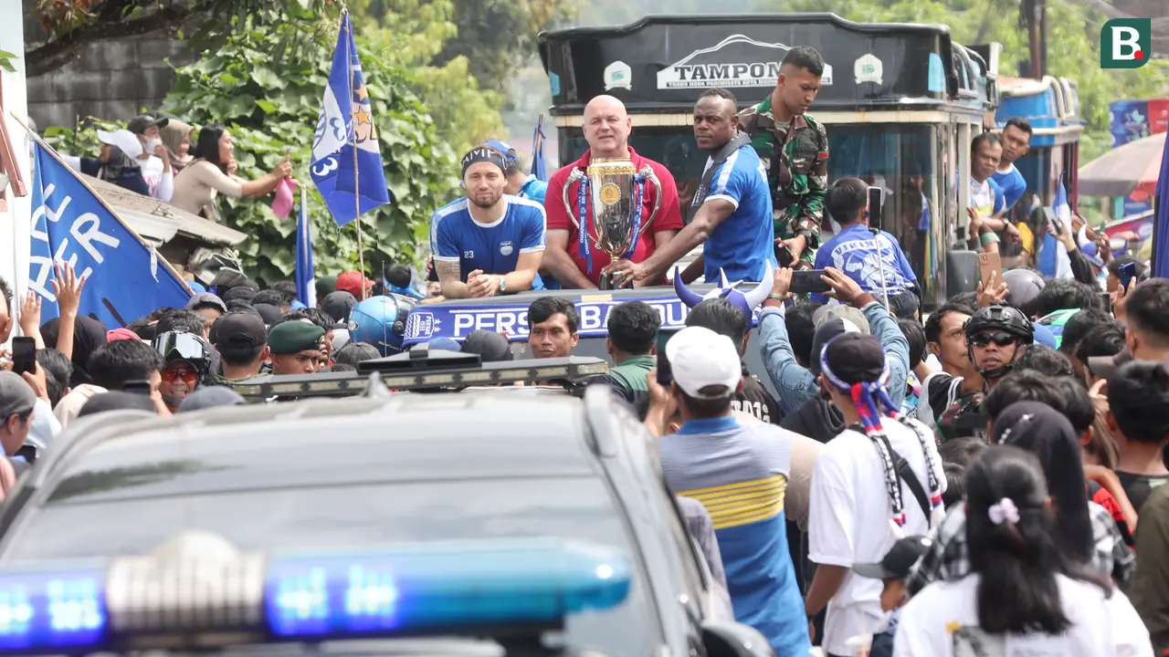 Foto: Perjuangan Pemain Persib Menembus Adangan Ribuan Bobotoh Menuju Rumah Haji Umuh