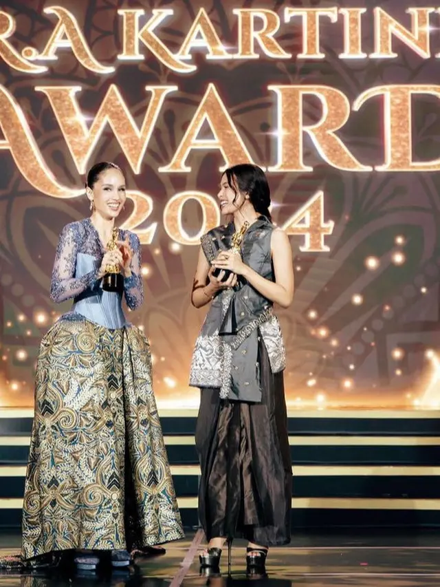 Maudy Ayunda terima penghargaan. [@maudyayunda]