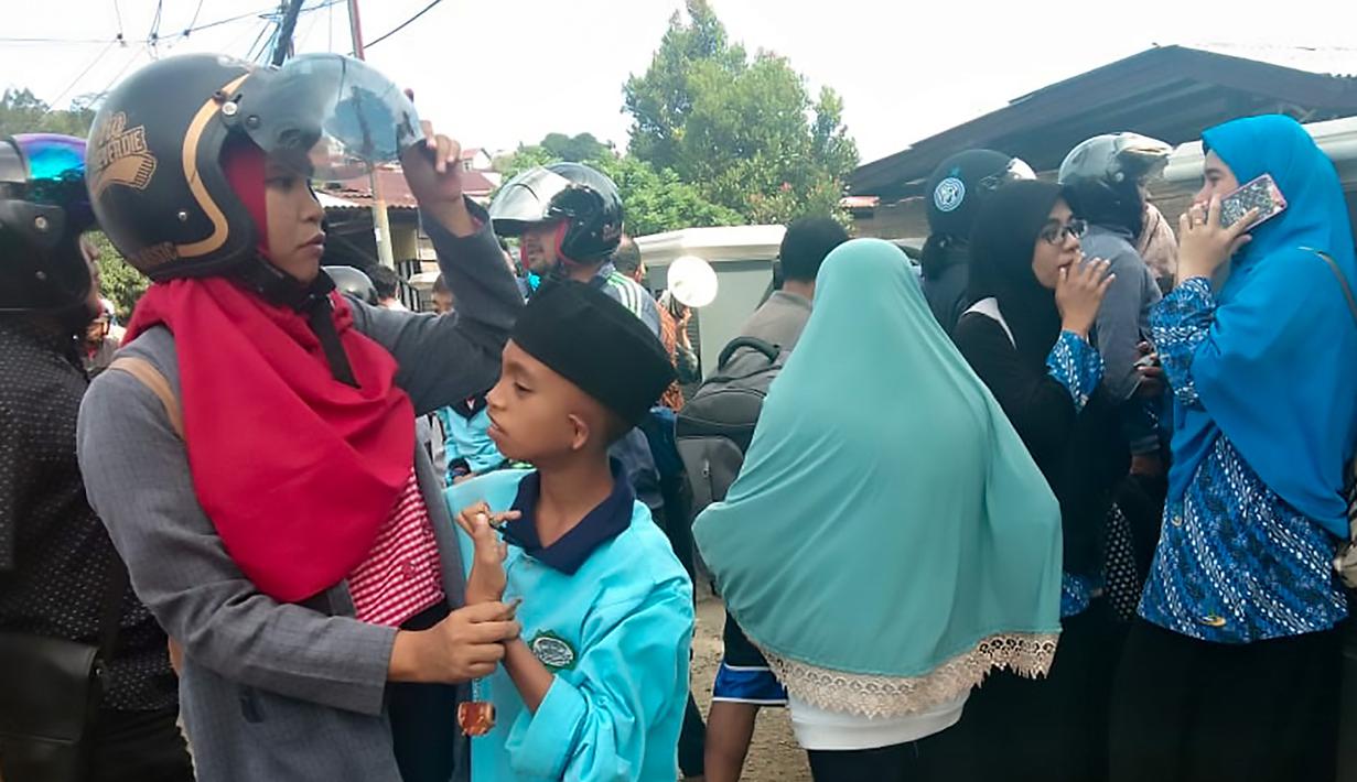 FOTO: Gempa M 6,8 di Ambon, Warga Berhamburan ke Jalan ...